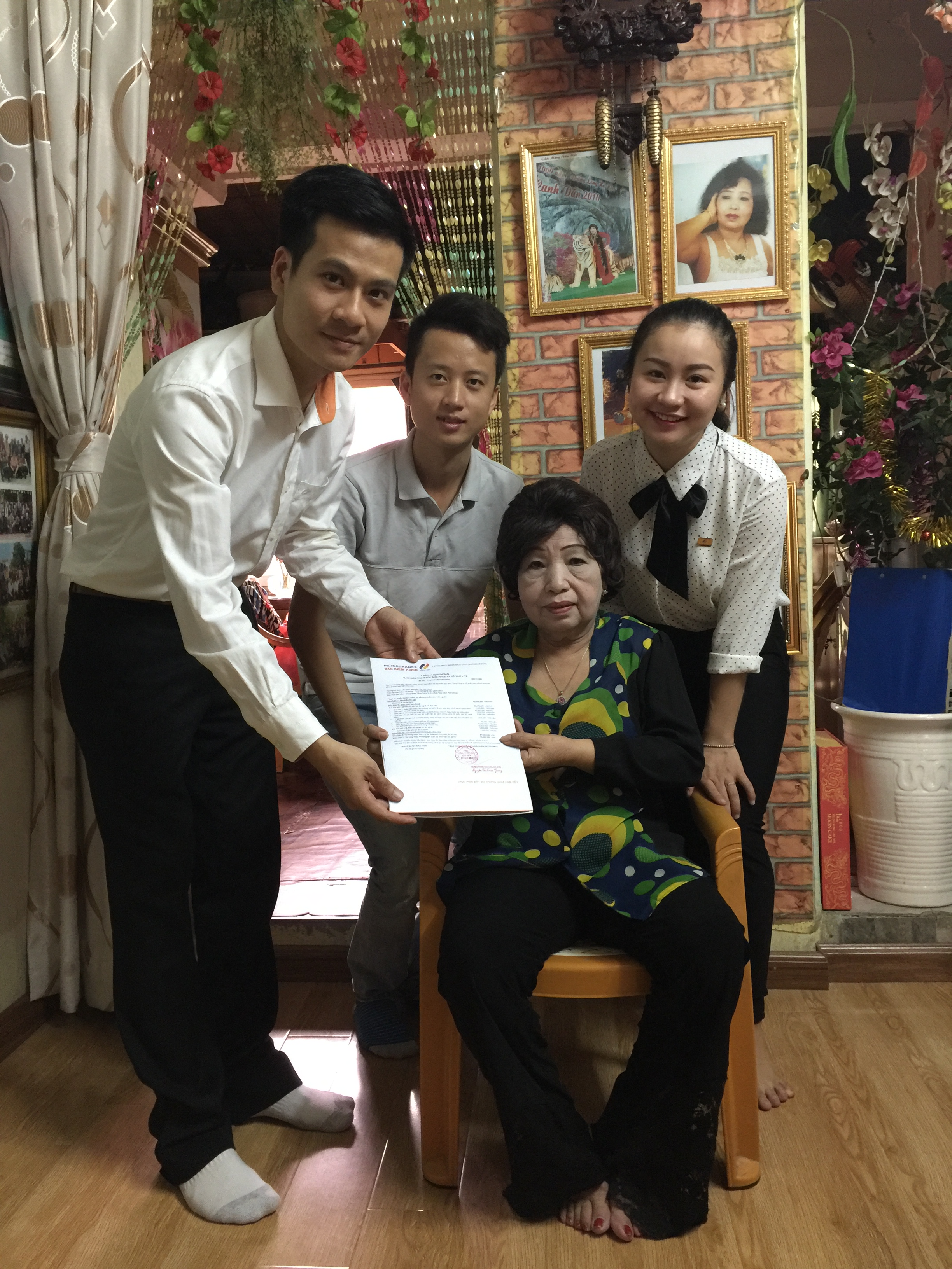 Bảo hiểm thăm hỏi, tặng quà bà mẹ Việt Nam anh hùng Nguyễn Thị Kim Loan