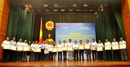 Thứ trưởng Trần Xuân Hà trao Bằng khen của Bộ trưởng Bộ Tài chính cho 20 tập thể.