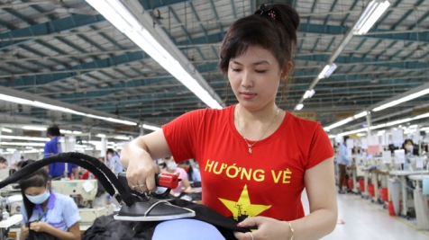 Đến nay, hầu hết các doanh nghiệp đã trở lại hoạt động sản xuất kinh doanh bình thường, trong ảnh: Công nhân công ty Poong In Vina của Hàn Quốc (khu công nghiệp Nam Tân Uyên, Bình Dương) đã trở lại làm việc ngày 16.05.2014