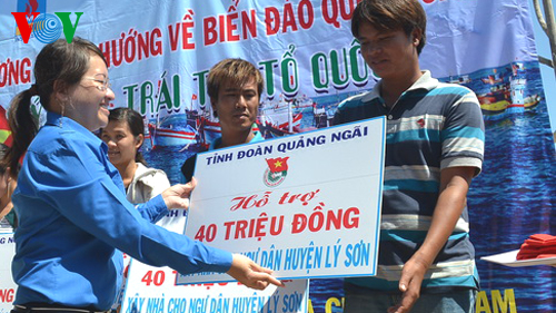 Chị Hà Thị Anh Thư, Bí thư Tỉnh Đoàn Quảng Ngãi trao tiền hỗ trợ xây nhà Nhân ái cho các ngư dân nghèo