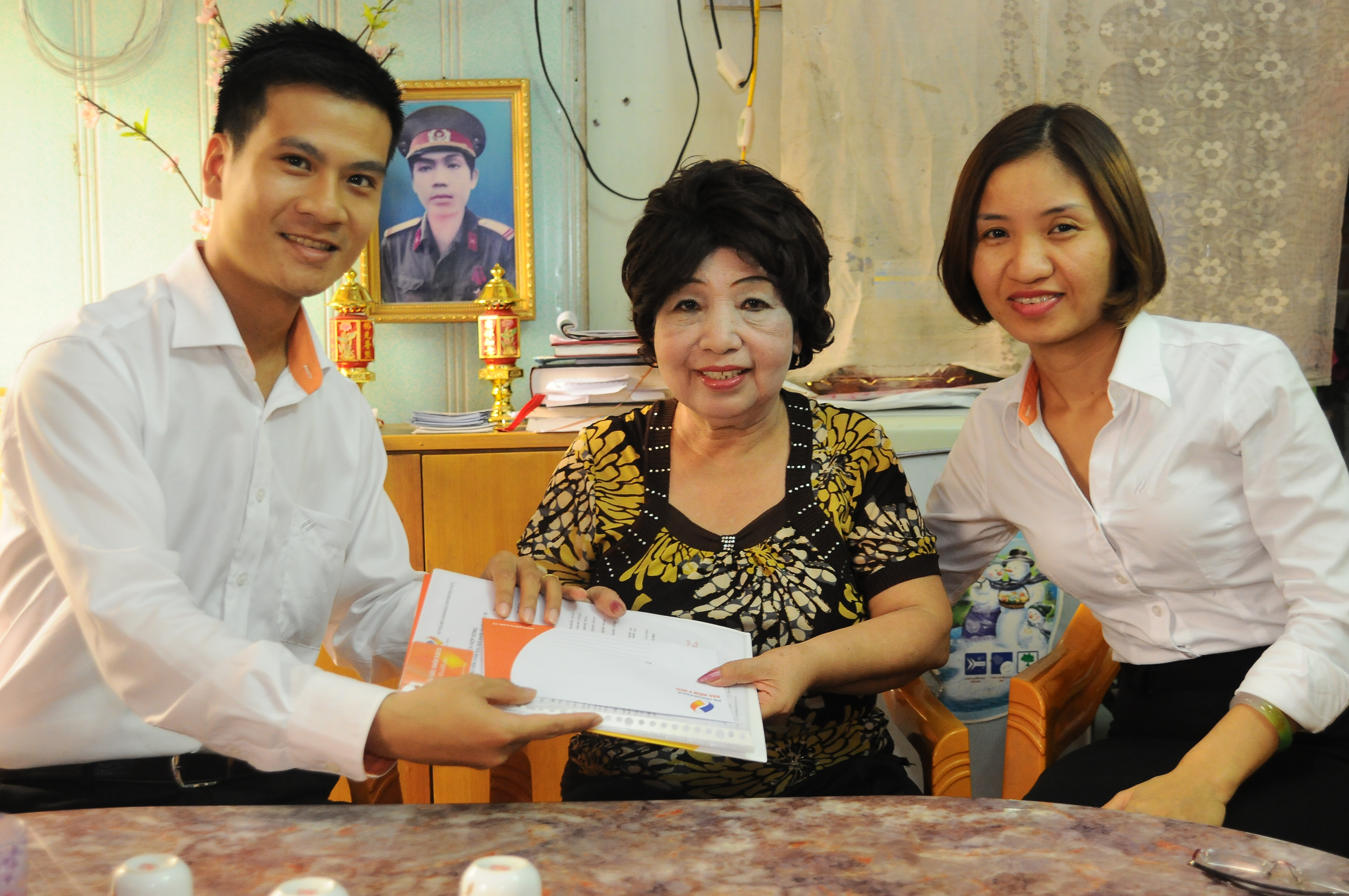 Tổng Công ty Bảo hiểm PJICO trao tặng bảo hiểm Chăm sóc sức khỏe và hỗ trợ Y tế cho Mẹ Việt Nam Anh hùng