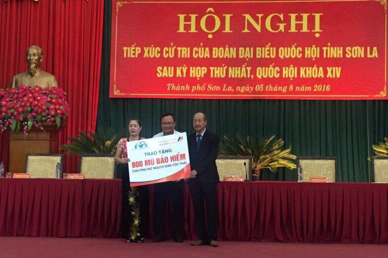 PJICO trao tặng 800 mũ bảo hiểm cho phụ nữ đồng bào dân tộc Thái